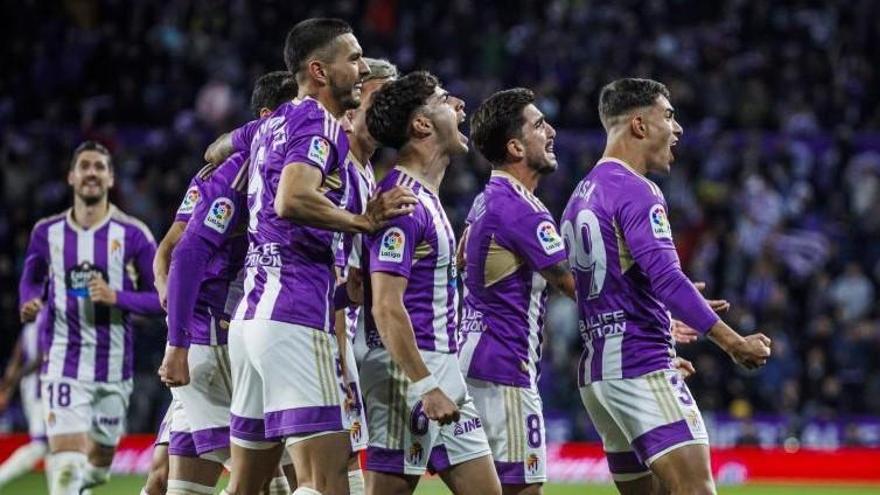 Los jugadores del Real Valladolid celebran uno de sus goles ante el FC Barcelona en LaLiga Santander 2022-2023