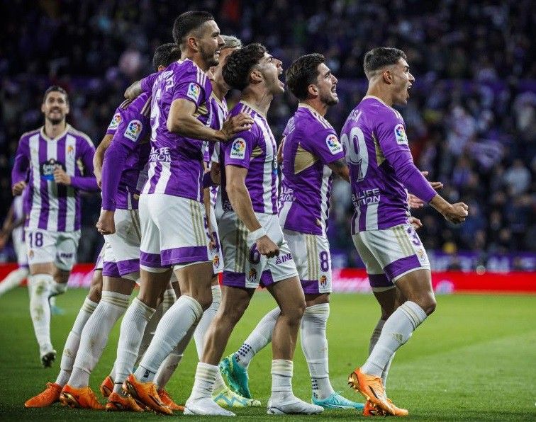 Los jugadores del Real Valladolid celebran uno de sus goles ante el FC Barcelona en LaLiga Santander 2022-2023