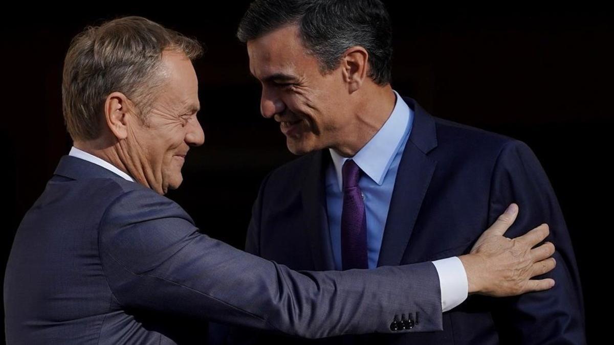 El presidente del Consejo Europeo, Donald Tusk, y el presidente español, Pedro Sánchez, se saludan durante un encuentro en Madrid el 6 de junio.