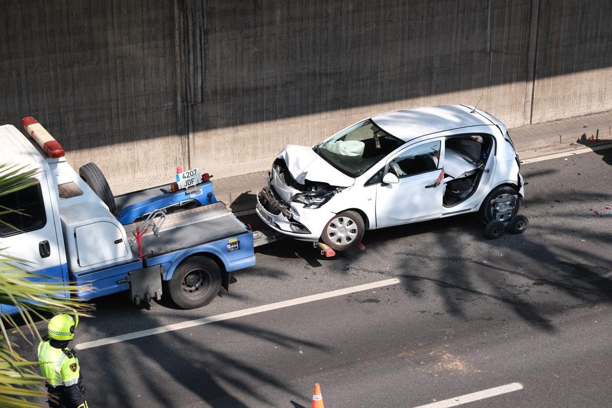 Caos de tráfico por un accidente en la Ronda de Dalt