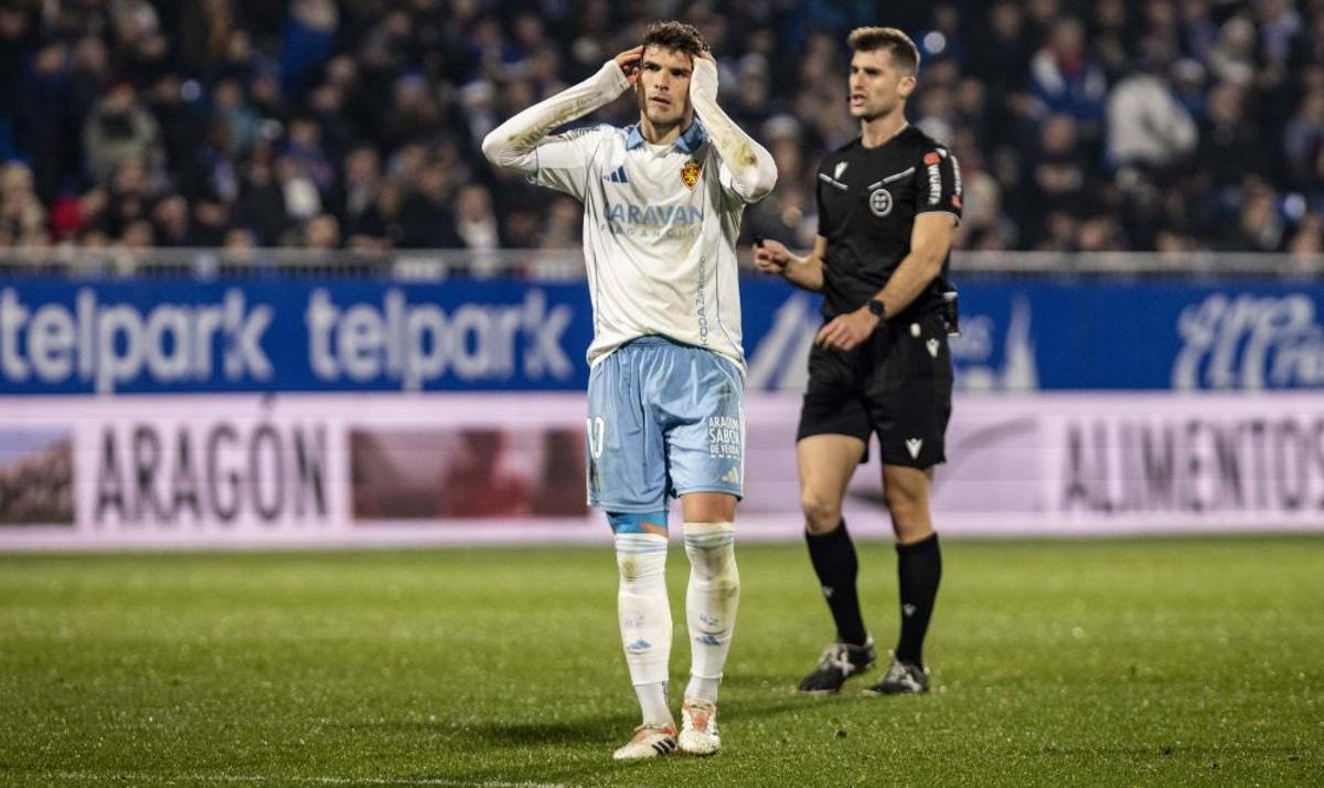 Guti se lamenta en el partido del Zaragoza ante el Cádiz.