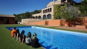 Jóvenes con trastornos de conducta en la escuela terapéutica Can Ros, de Amalgama 7. / ELISENDA PONS