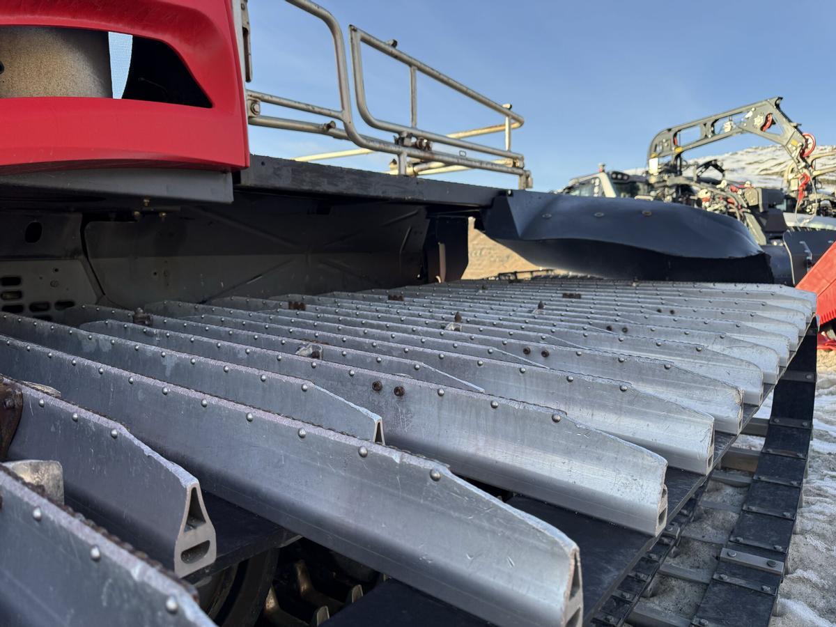 Les làmines de la roda retrac d'una màquina trepitjaneu d'última generació a Baqueira Beret