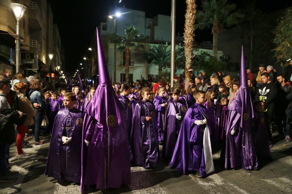 Miles de personas contemplaron el paso de las imágenes de las seis cofradías que participan en Lunes Santo