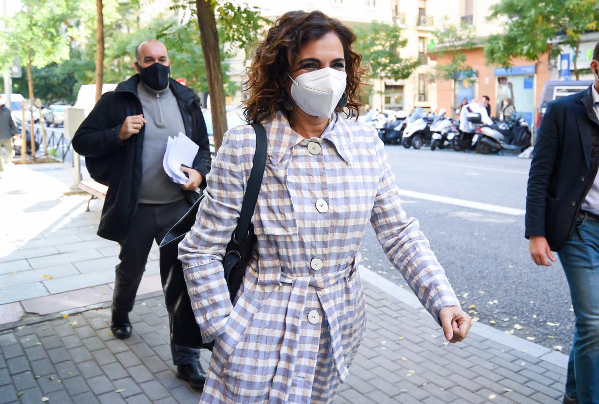 La ministra de Hacienda, María Jesús Montero, a su llegada a un encuentro del PSOE con sus presidentes autonómicos para encauzar el debate sobre la financiación autonómica, a 5 de noviembre de 2021, en Madrid (España). La dirección del PSOE ha convocado e