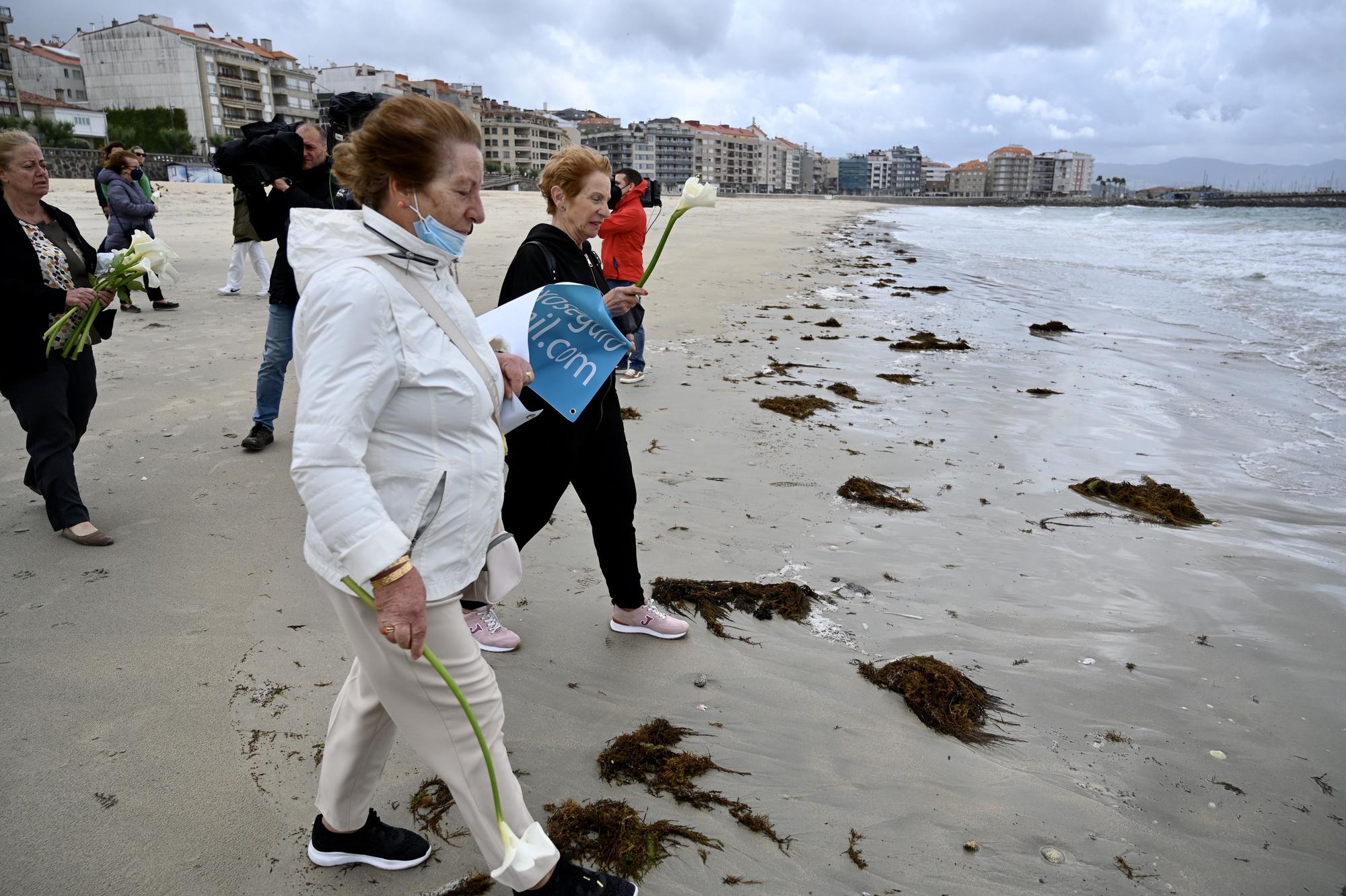 Homenaje al oftalmólogo coruñés Juan Tábara en la playa de Silgar e Sanxenxo, donde falleció