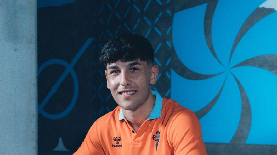Yoel Lago, en la firma de su renovación. | RCCV
