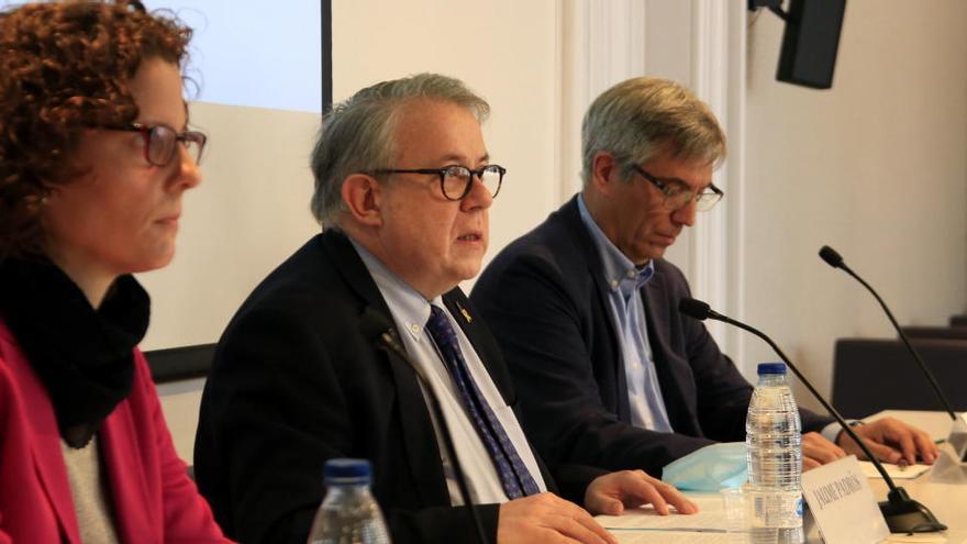 La presidenta del COIB, Paola Galbany; el president del COMB, Jaume Padrós, i el president de la SCGS, Pere Vallribera, presenten un decàleg per reformar el sistema sanitari davant la crisi de la covid-19.