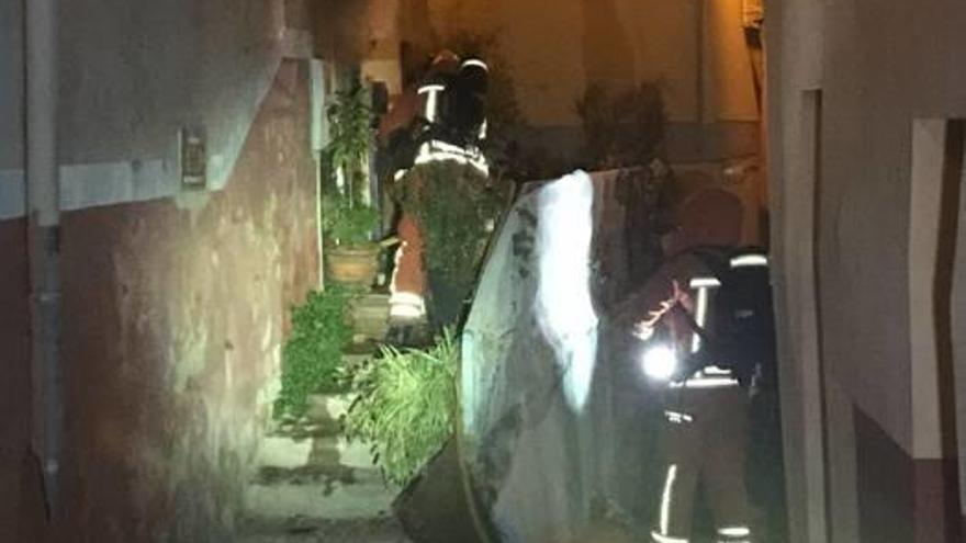 Una mujer resulta herida leve en un incendio en Sagunt