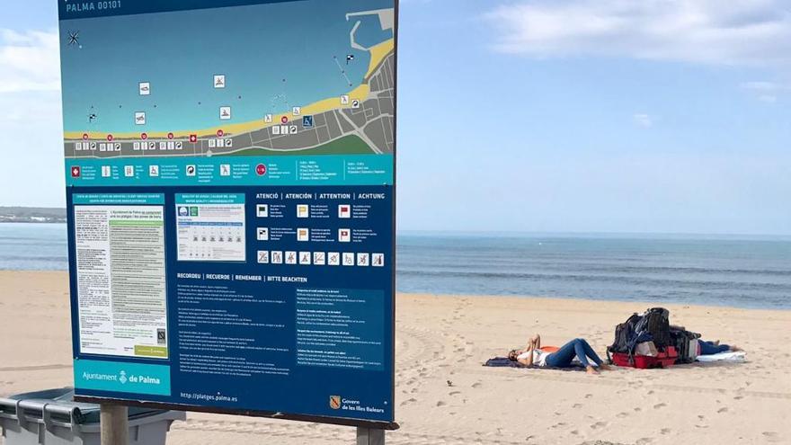 Denuncian que turistas duermen en la playa en Palma