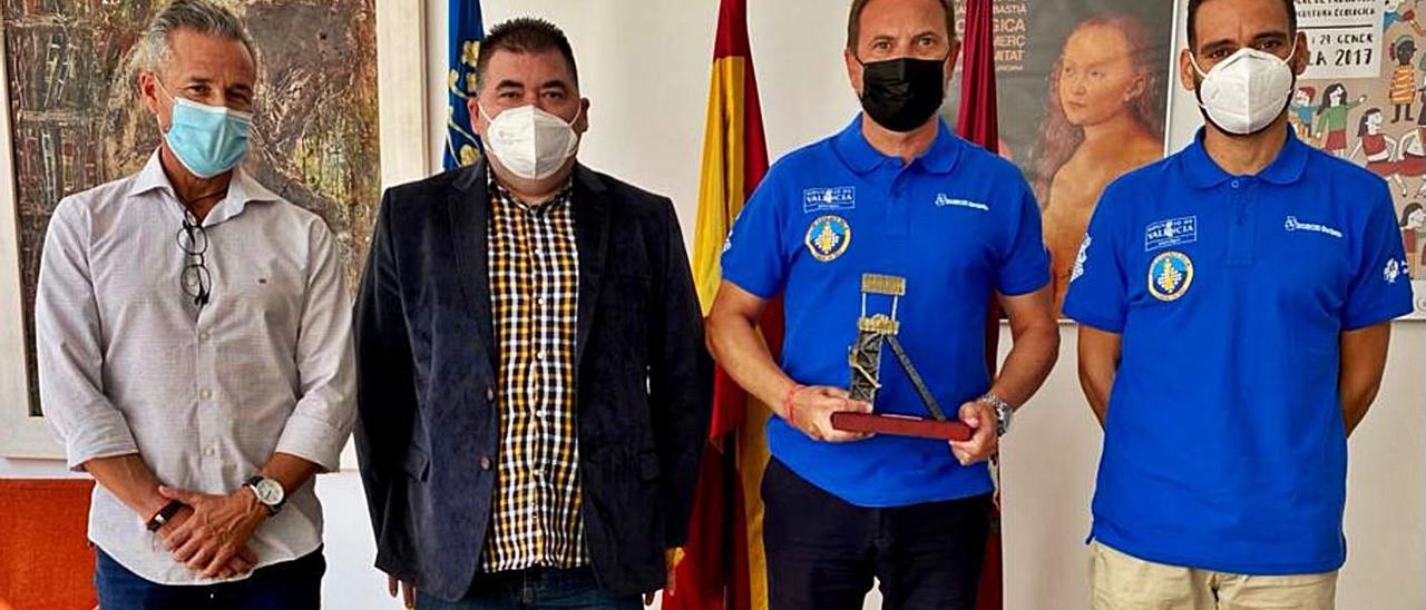 EL alcalde posa con el trofeo de campeones de España, junto al presidente del club.