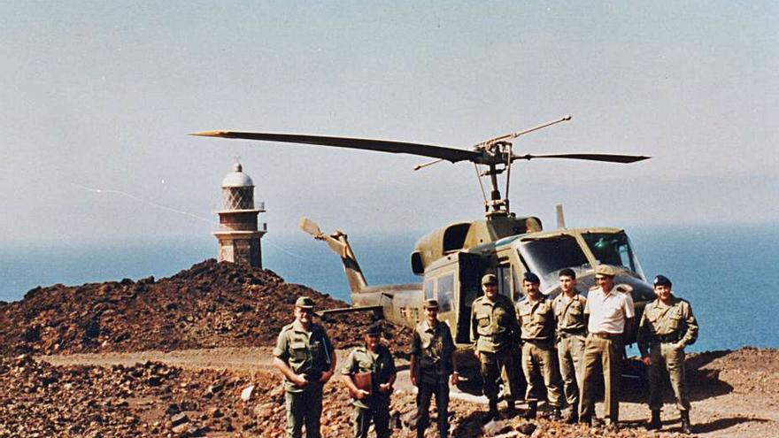 1989: arriado de bandera en el Faro de Orchilla