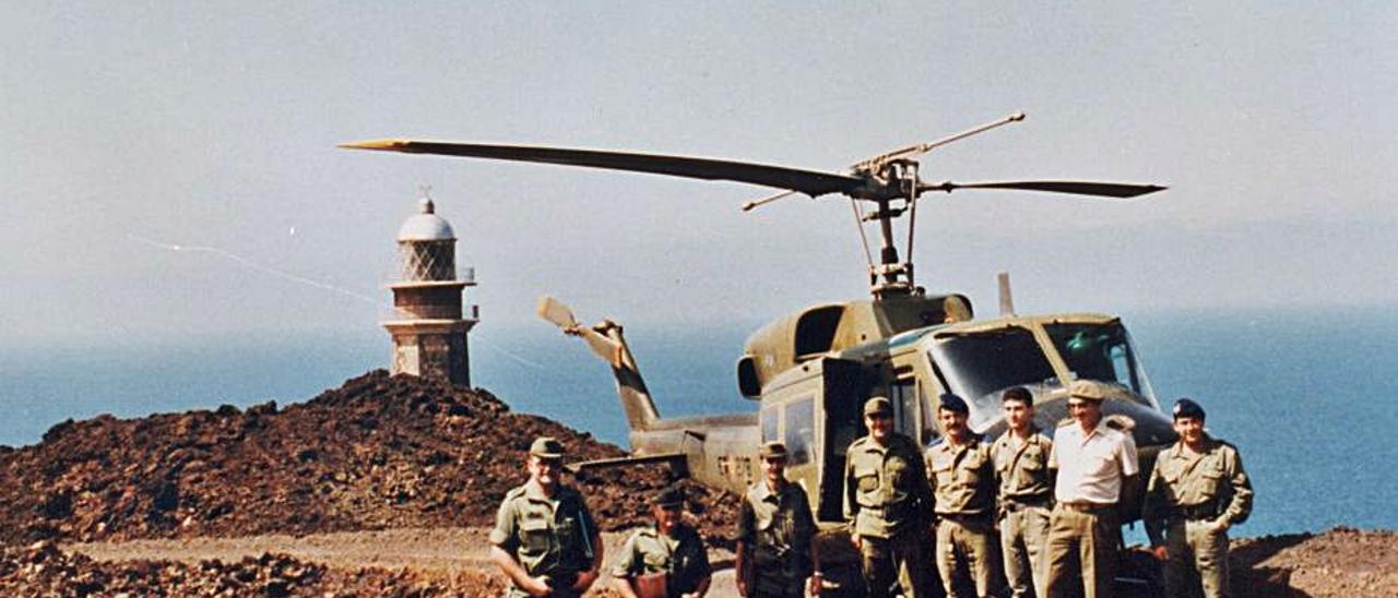 El arriado de Bandera se realizó junto al Faro de Orchilla en  El Hierro, el punto más occidental de España. La construcción del faro se inició en 1924 y se encendió por vez primera en 1933. | el día