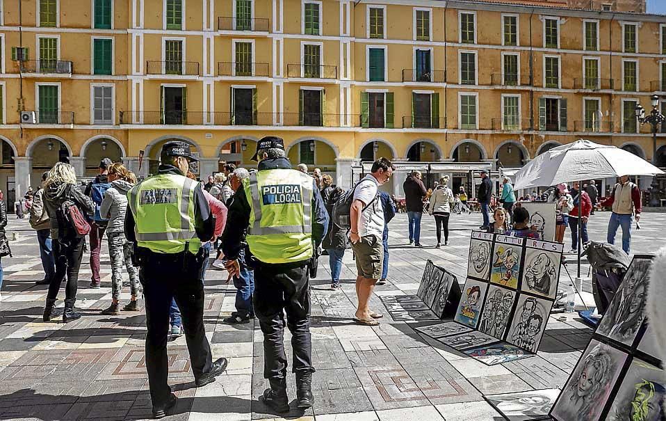 Policías para todo en el centro turístico de Palma