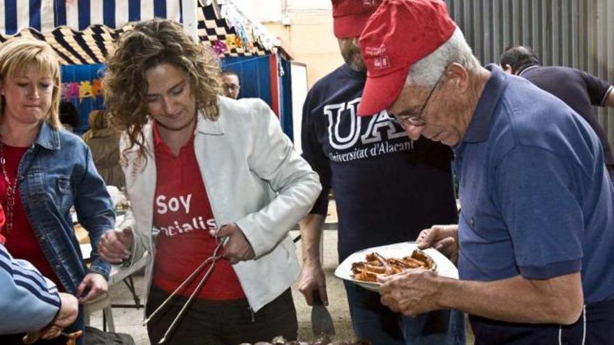 La candidata socialista a la alcaldía de Alicante, Elena Martín, se comprometió ayer a construir un centro cívico y otro de salud en Benalúa si el 22-M su partido gana los comicios locales.