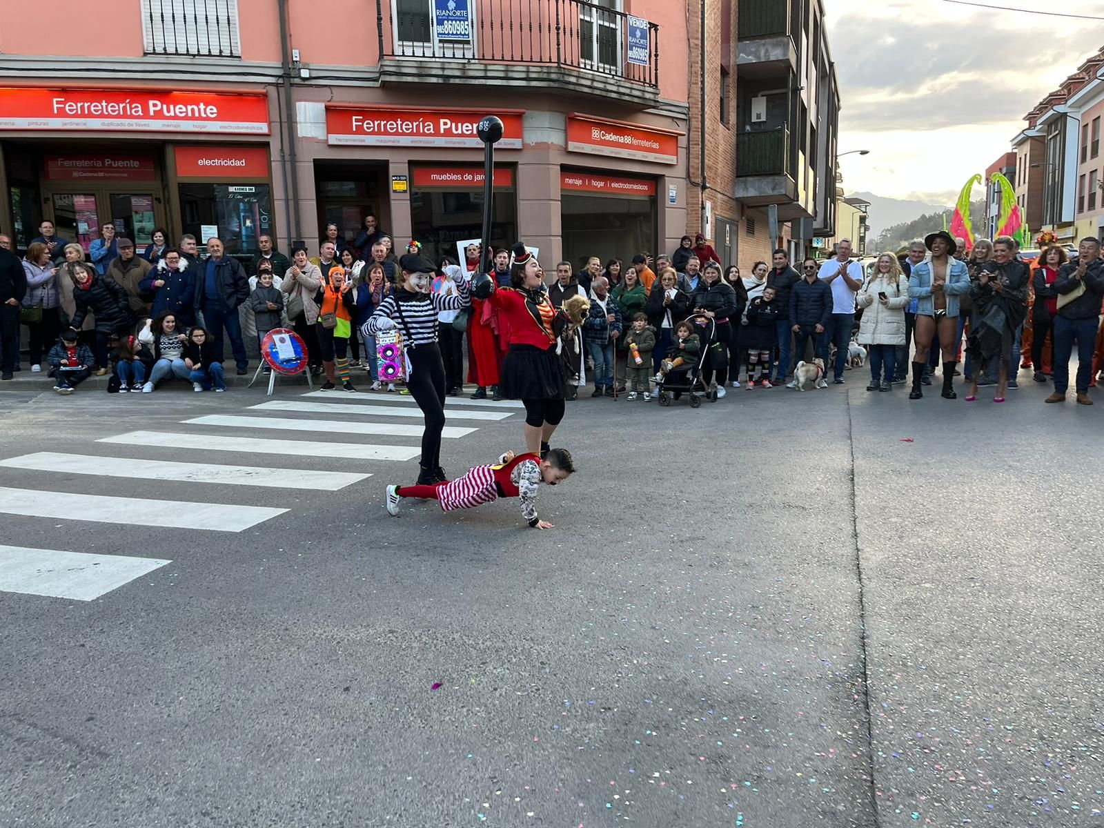 La locura del carnaval llena Posada de Llanes: así fue el multitudinario desfile