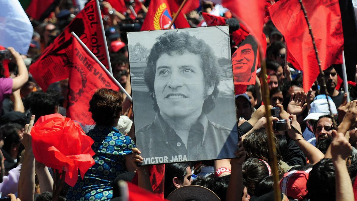 Manifestantes sostienen un retrato del cantautor Víctor Jara, durante su funeral de tres días celebrado en Santiago, el 5 de diciembre del año 2009