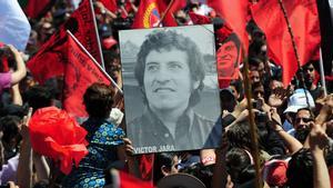 Manifestantes sostienen un retrato del cantautor Víctor Jara, durante su funeral de tres días celebrado en Santiago, el 5 de diciembre del año 2009.