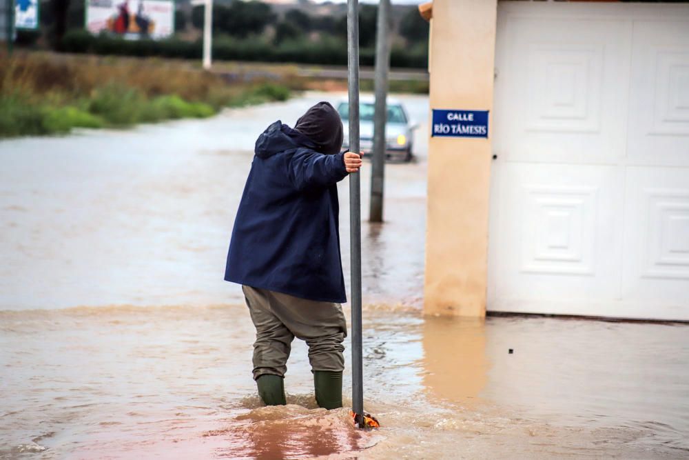 Inundaciones en Torrevieja. Avenidas y casas anegadas. Cien litros por metro cuadrado. Más de 30 intervenciones de Bomberos