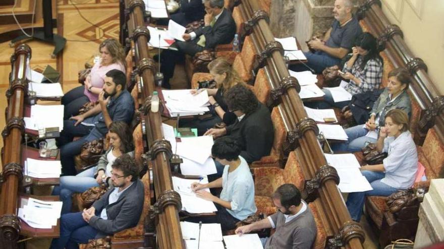 Las bancadas de los concejales de Marea y PSOE durante uno de los últimos plenos.