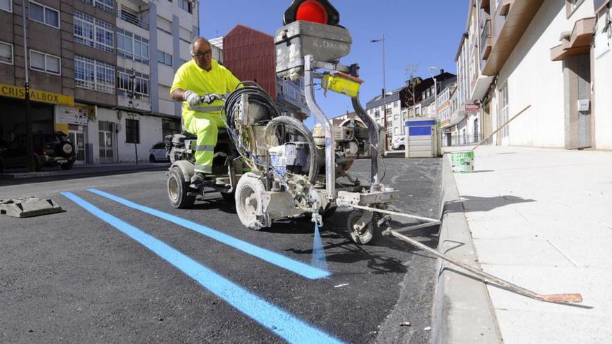 Comienza el pintado de las plazas de zona azul en Areal