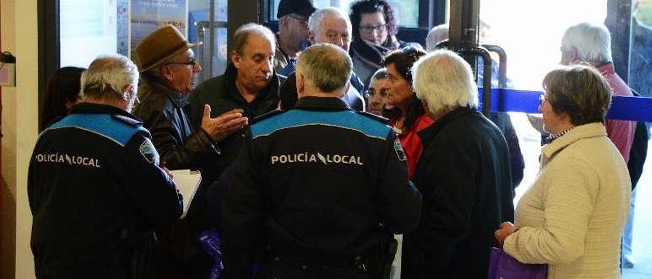 Agentes municipales pidiendo la identificación. // G.N.