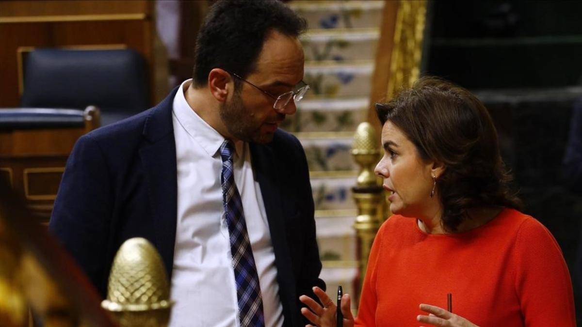 El portavoz socialista, Antonio Hernando, y la vicepresidenta del Gobierno, Soraya Sáenz de Santamaría, el pasado miércoles en el Congreso.