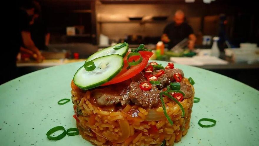 Menos de 15 euros en pleno Juan Flórez: el restaurante de A Coruña en una antigua imprenta que triunfa con su menú del día