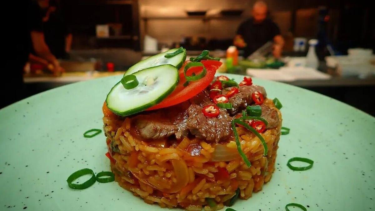 Menos de 15 euros en pleno Juan Flórez: el restaurante de A Coruña en una antigua imprenta que triunfa con su menú del día