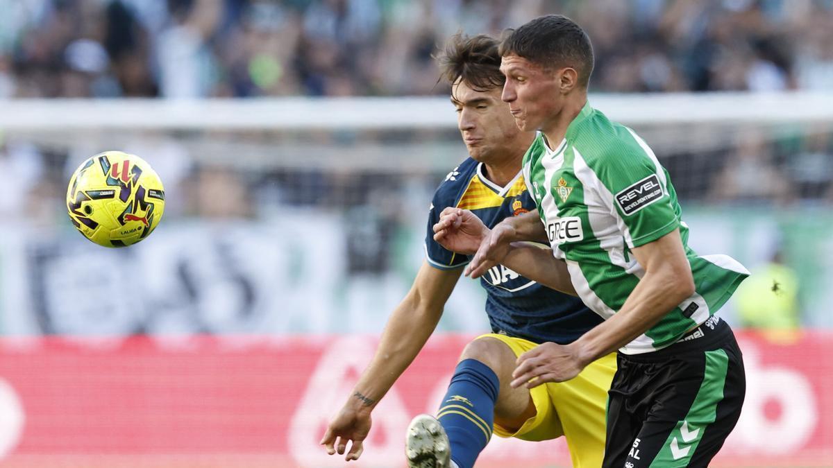 Altimira pelea un balón con Urko González en el Betis-Espanyol de Liga en La Cartuja