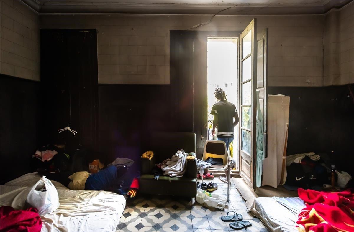 Habitación de un piso en el que viven varios temporeros de Lleida.