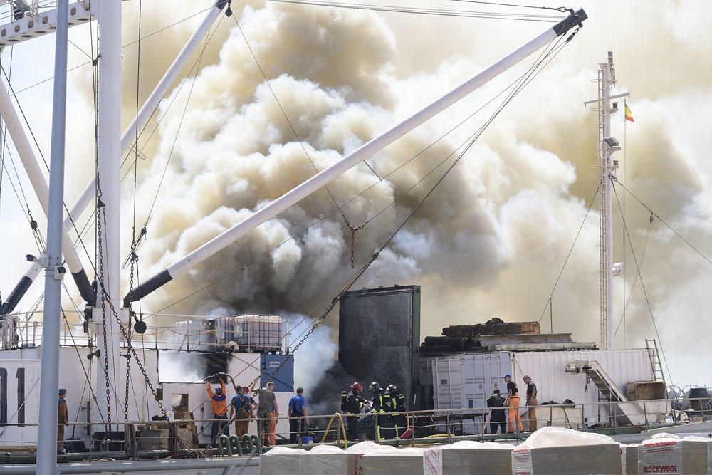 Incendio de un pesquero ruso en el Puerto