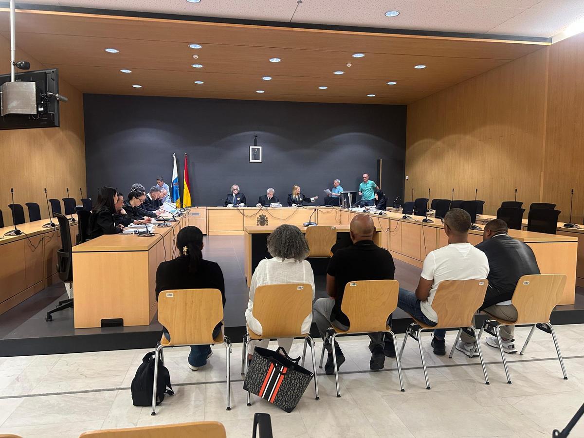Cinco de los acusados, de espaldas, este martes en el juicio celebrado en la Audiencia Provincial de Las Palmas.