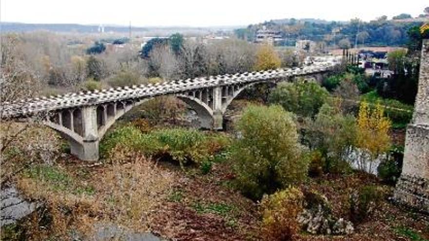 Els 210 metres del pont de Besalú sobre el Fluvià seran objecte de millora.