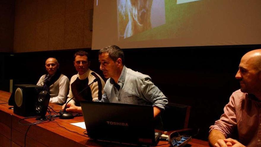 El profesor José Barrueso relata en un libro los avistamientos del lobo en la provincia