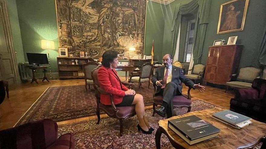 Javier Lambán durante su reunión con  la embajadora de España ante la Santa Sede, Isabel Celaá.