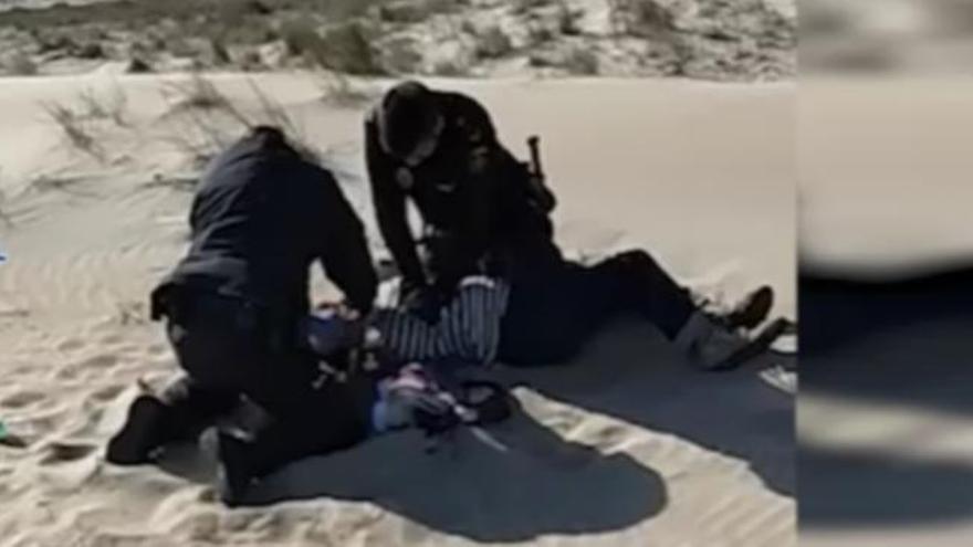 Dos agentes de Policía Nacional salvan la vida a una mujer tras realizarle la RCP en Sagunto