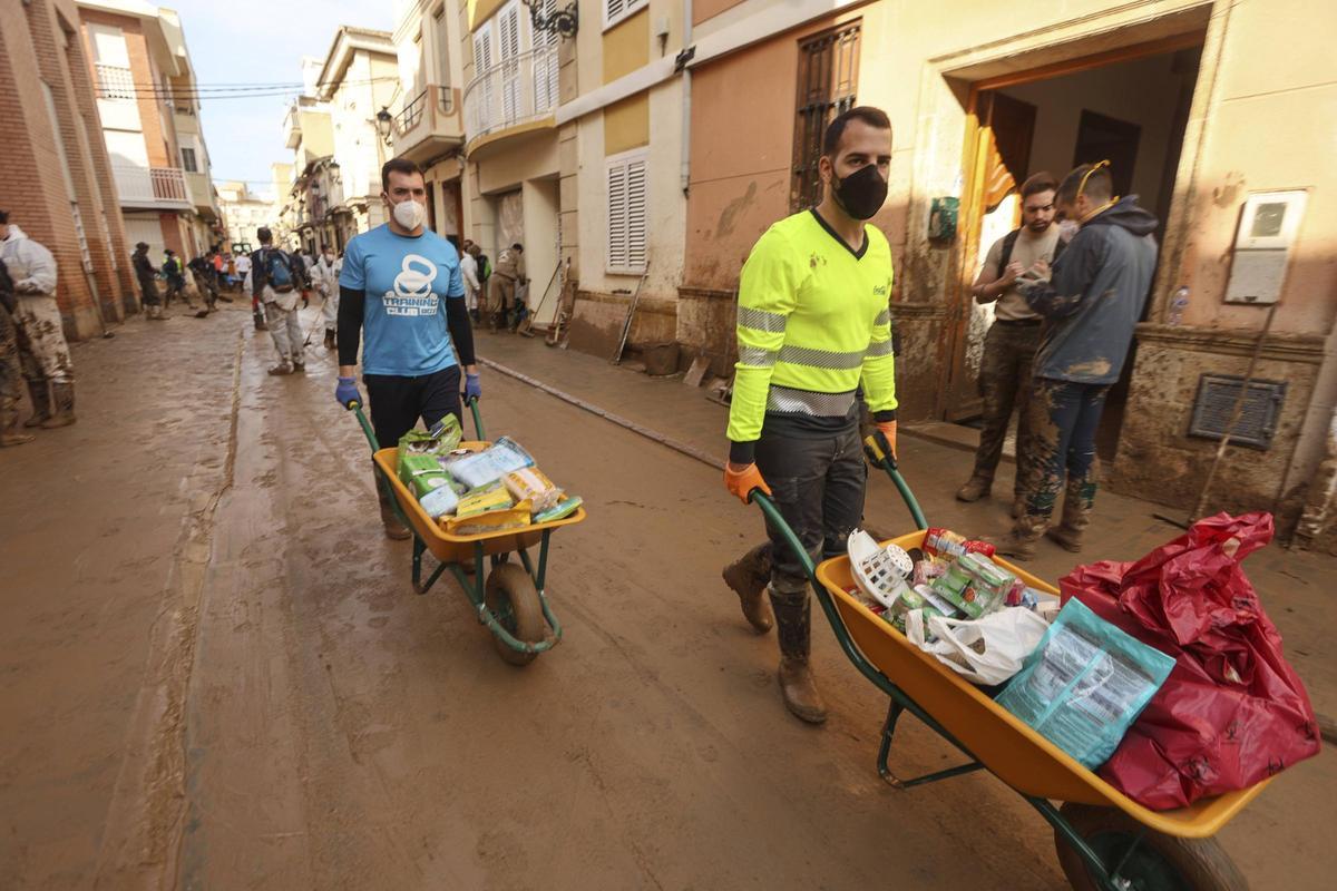 Carretilleros transportando comida y material de limpieza
