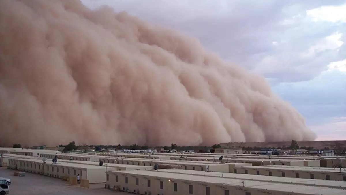 El vídeo que muestra una tormenta de arena tragándose una ciudad en Arabia Saudí