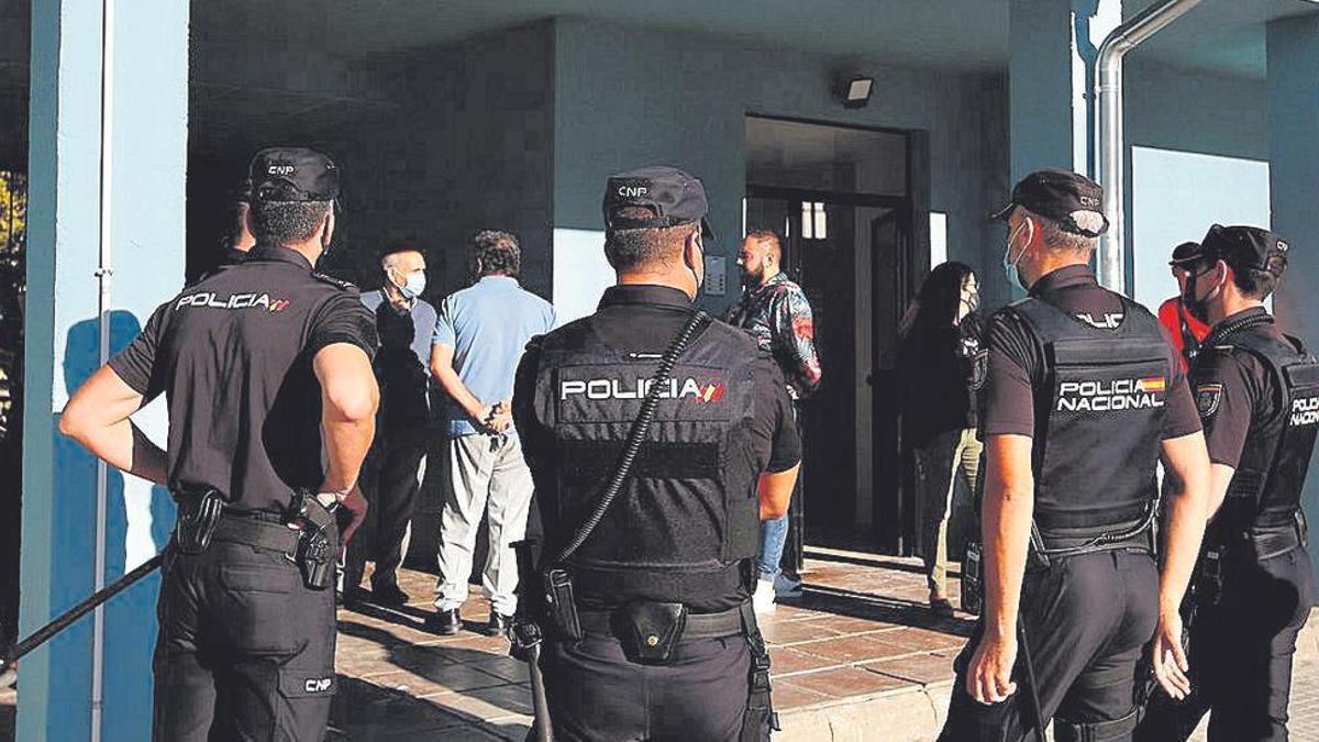 Imagen de archivo de una actuación policial para el desahucio de una vivienda de AVRA.