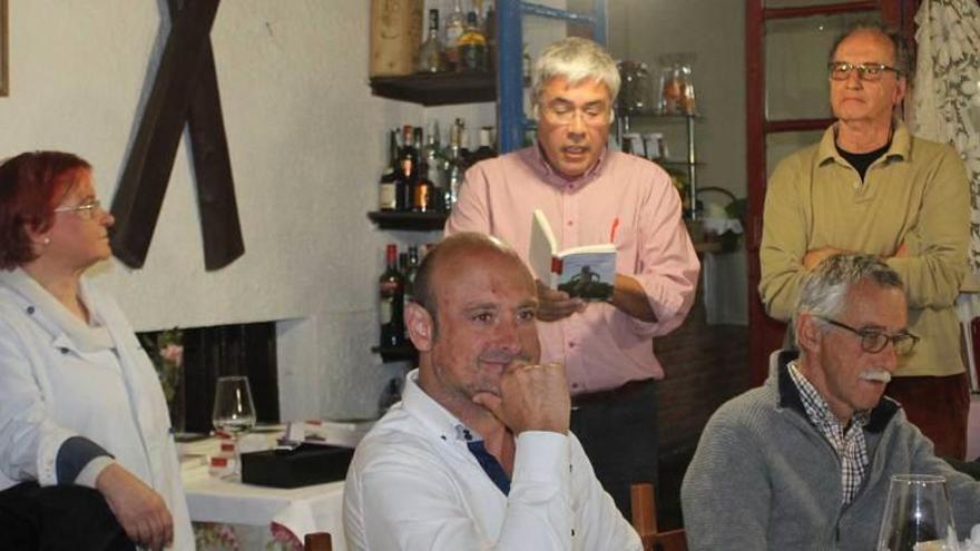 Elvira Fernández, &quot;Viri&quot;; Jaime Izquierdo, leyendo, y a su lado, Juan Sanchez, &quot;Nani&quot;, profesor de Economía de la Universidad de La Laguna (Tenerife), ayer, en San Román.