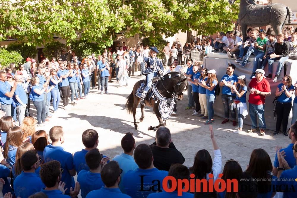 Día uno de mayo, entrada de caballos al Hoyo