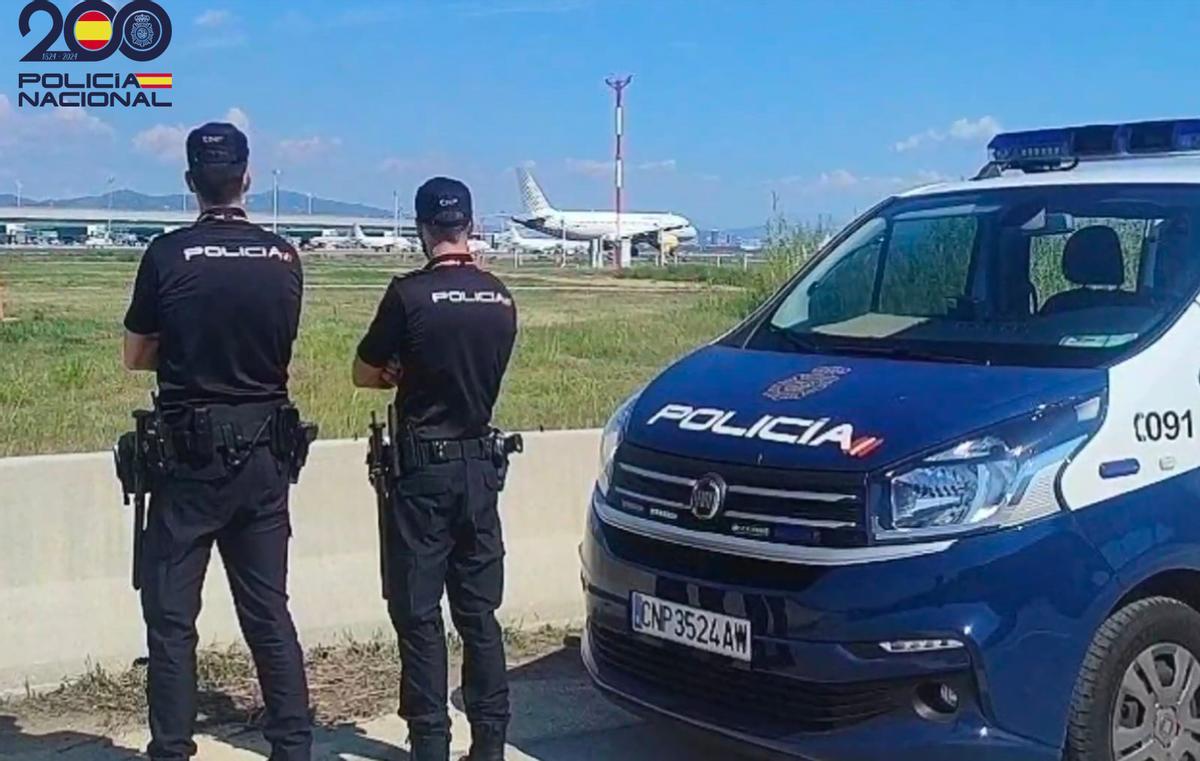 Imagen de agentes de la Policía Nacional en el aeropuerto de Barcelona
