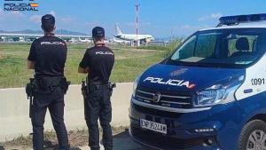 Imagen de agentes de la Policía Nacional en el aeropuerto de Barcelona