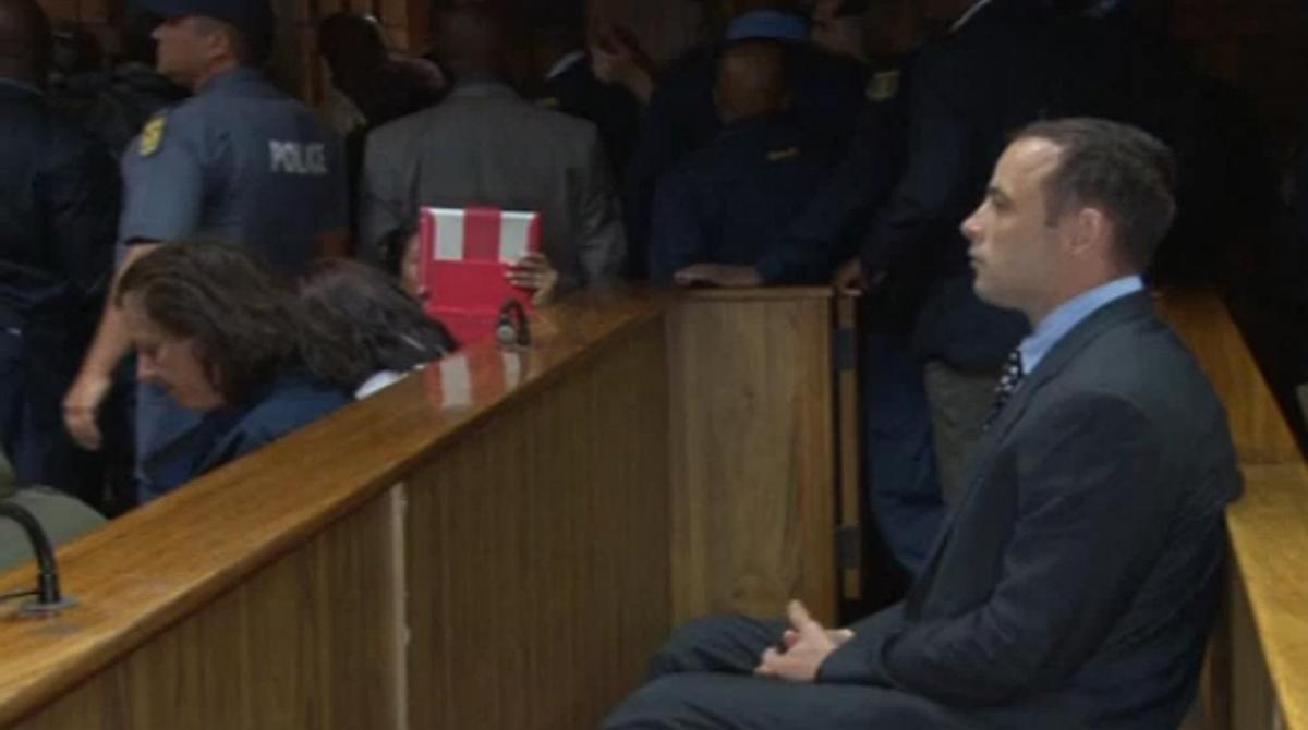 Oscar Pistorius compareix en una vista preliminar al judici al qual es veurà aviat sotmès per l’assassinat de la seva nòvia.