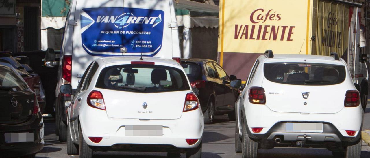 Vehículos en circulación y aparcados en Castelló, en una imagen de archivo. | PERALES IBORRA