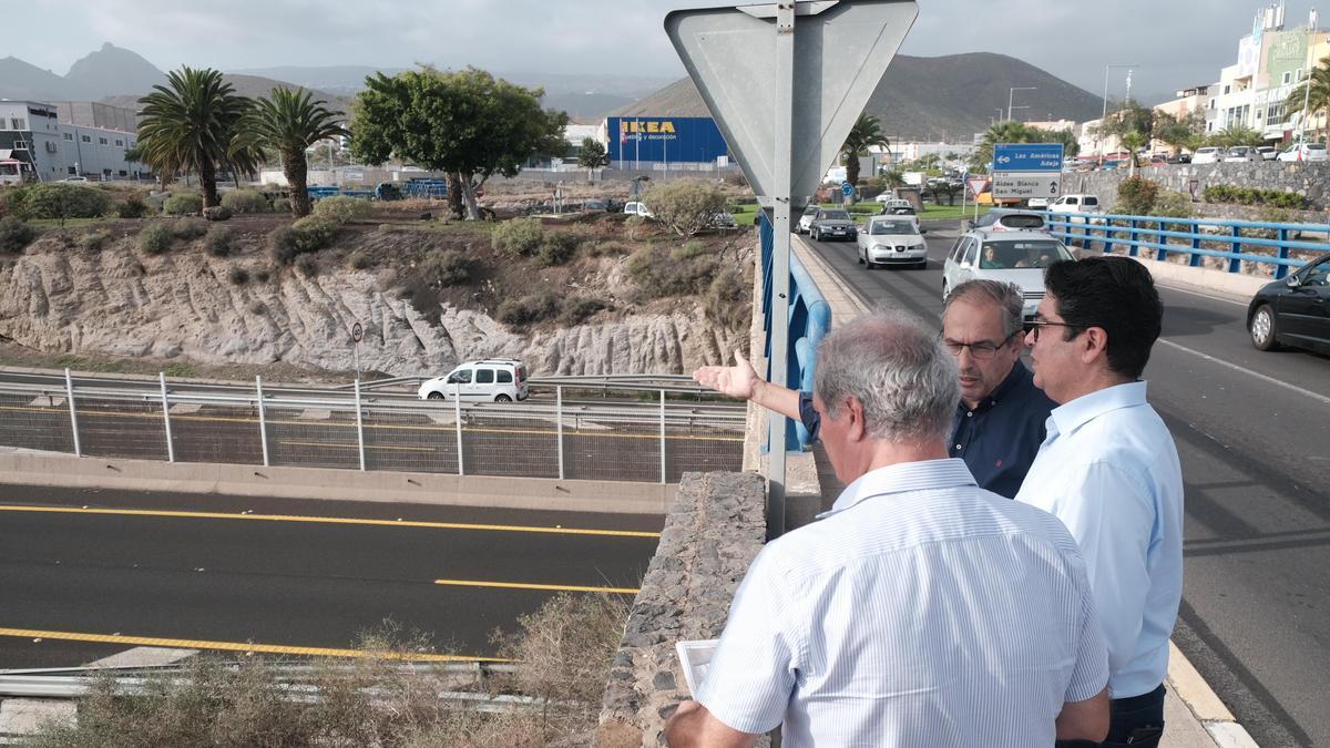 Pedro Martín (centro) y José Luis Delgado (a su derecha) en el puente de Las Chafiras, anteayer.