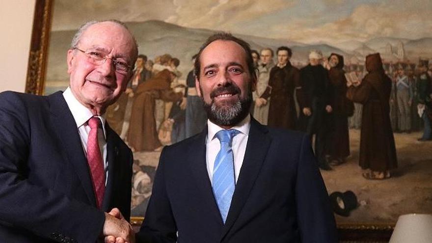 Francisco de la Torre y Juan Cassá se estrechan la mano en una fotografía de archivo.