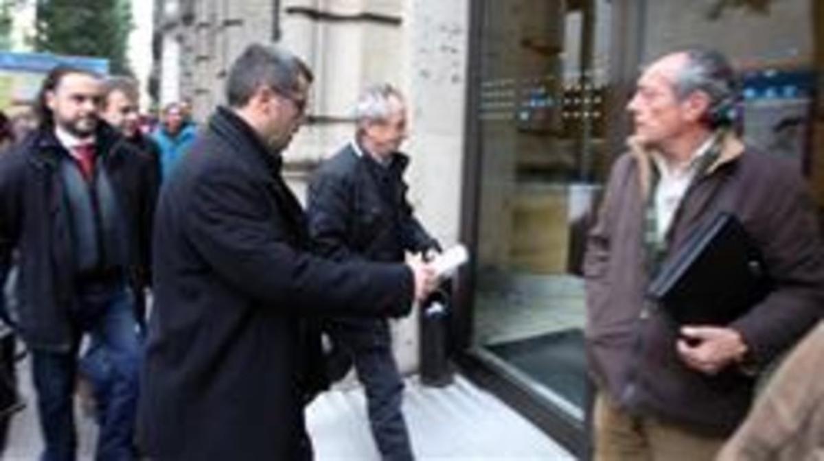 L’alcalde d’Alella, Andreu Francisco, presenta a l’Agència Tributària Catalana els documents de la liquidació de l’IRPF del desembre. RICARD CUGAT