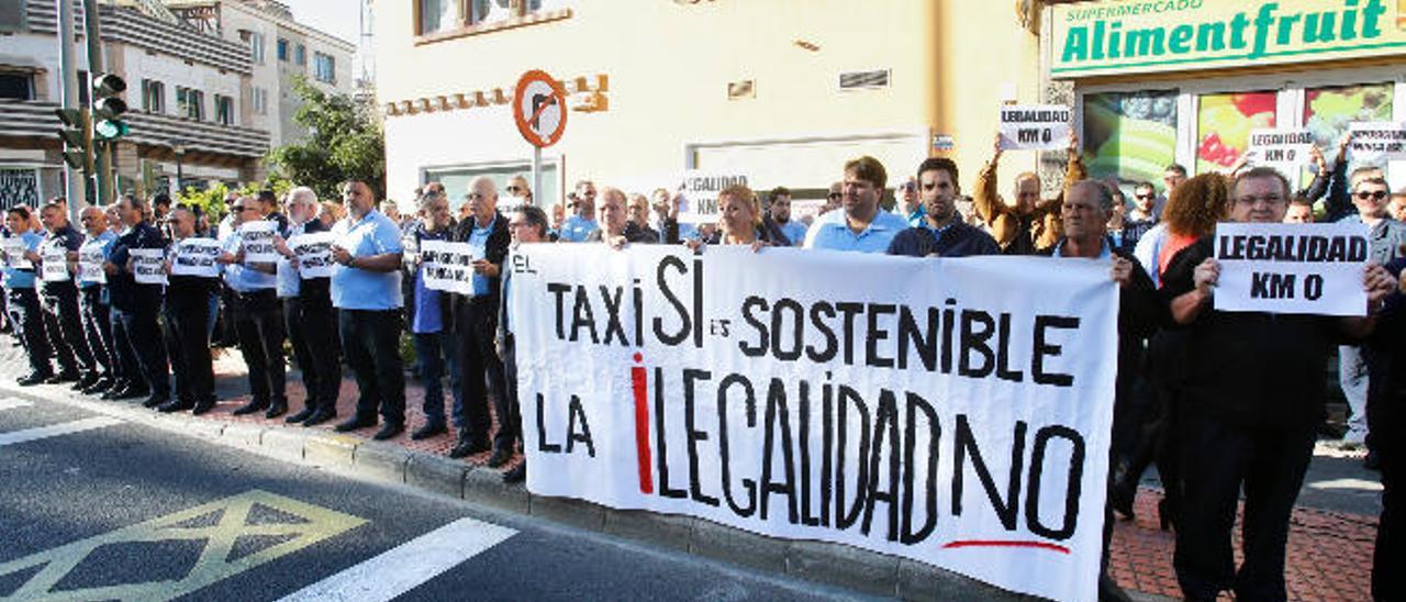 Varios taxistas, ayer, durante la manifestación frente a las Oficinas Municipales.